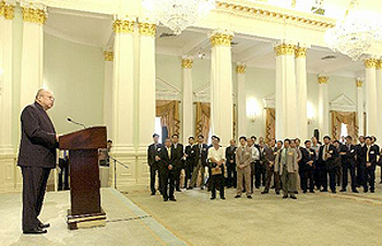 Chief Executive Mr Tung Chee delivers a speech in a meeting with representatives of the four Central Staff Consultative Councils, four major service-wide staff unions and eighty-four Departmental Consultative Committees.