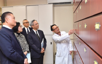 Mr Law (second right), and the Secretary for Food and Health, Professor Sophia Chan (second left), visited the United Christian Nethersole Community Health Service Medical Centre to learn more about the Chinese medicine specialist services.