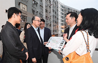 Mr Chan (front row, second left) visited Wong Tai Sin District and was briefed on the redevelopment programme for Mei Tung House and Mei Po House, as well as the rehousing arrangement of the affected tenants.