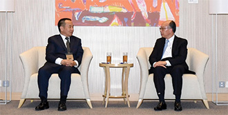 Mr Chan (right) exchanged views with the Deputy Administrator of the Civil Aviation Administration of China, Mr Lyu Erxue (left) on issues including the aviation development of the Guangdong-Hong Kong-Macao Greater Bay Area.
