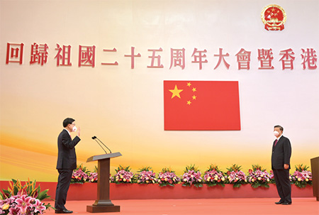 President Xi (right) swore in the Chief Executive, Mr John Lee Ka-chiu (left), at the Inaugural Ceremony of the Sixth-term Government of the HKSAR.
