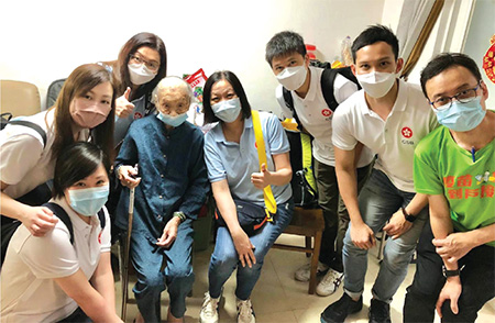 The Home Vaccination Service teams of CSB and the volunteer team of the Administrative Service Association provided vaccination service at Lantau Island, Peng Chau, Cheung Chau and Lamma Island.