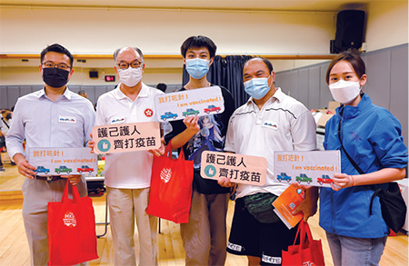 The Transport Department (TD) and taxi trade associations arranged taxi drivers to receive COVID-19 vaccine at the Community Vaccination Centre at Sha Tin Yuen Wo Road Sports Centre through group booking on 21 August 2021.