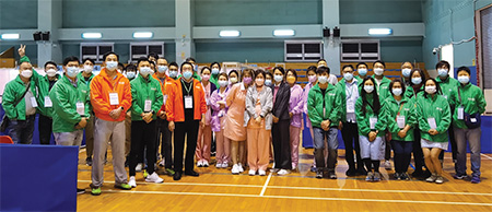 From mid-March to end-April 2021, staff members of HyD were stationed at the Tai Po Market Sportsground Community Vaccination Centre to facilitate the medical team’s provision of vaccination to the public with a smoother process.