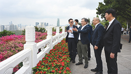 Mr Cheuk Wing-hing (second left), together with the Director of Highways, Mr Chan Pai-ming (frist right); and the Director of Leisure and Cultural Services, Mr Liu Ming-kwong first left); visited Shenzhen to learn how the landscape greening and city beautification measures work for reference of Hong Kong.