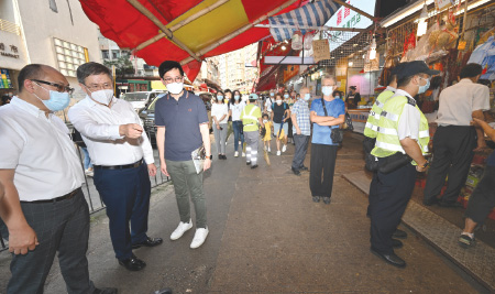 Mr Cheuk Wing-hing (second left) visited Shui Wo Street, Kwun Tong, inspecting the joint operation of the Food and Environmental Hygiene Department and the Hong Kong Police Force against shop front extensions.