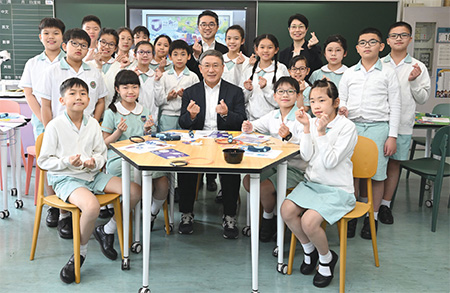 Mr Cheuk Wing-hing visited Shatin Government Primary School to see how the national security education is implemented.
