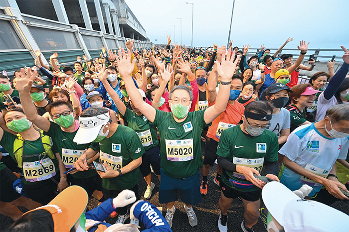 Mr Cheuk Wing-hing took part again in the 10-km run of the Hong Kong Marathon after more than ten years, and successfully completed the race.