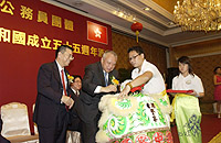 行政長官董建華在國慶酒會上為醒獅點睛。