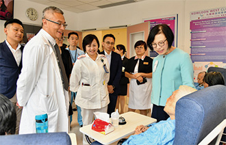 陳教授(右一)到訪明愛醫院視察骨科病房。