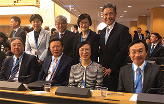 陳教授(前排右二)於二零一八年五月在瑞士日內瓦出席第七十一屆世界衞生大會，並與其他代表合照。