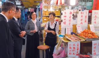 陳教授(右二)到訪西灣河街巿及熟食中心，並與商戶交流，了解其營商環境。