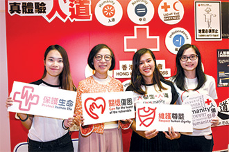 陳教授（左二）到訪香港紅十字會總部，與參加國際服務計劃的青年見面。