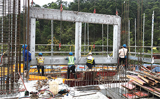 Lifting and installation of a precast façade.