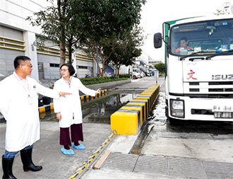 Professor Chan visited Sheung Shui Slaughterhouse, inspecting the disinfection pool for vehicles entering and leaving the slaughterhouse.