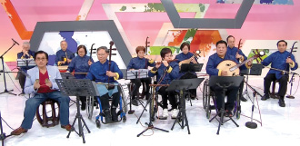 Ms Hui (second row, first left) and the HKRP Chinese Orchestra performed in the TV programme “Cultural Square”.