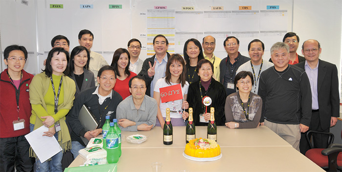 A memorable occasion of Ms Hui (first row, fourth right) with her colleagues in the Treasury.