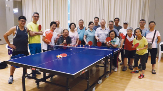 许女士（第一排右三）退休后，爱与一班乒乓球友切磋球技。