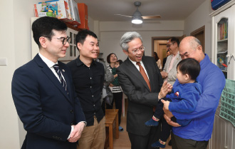 羅局長（左三）參觀剛落成的魷魚灣海關人員宿舍，並探訪一位海關同事，了解他和家人適應新居住環境的情況。