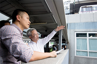 羅局長（右）前往觀塘區，研究觀塘綜合發展項目，當中包括公務員學院。