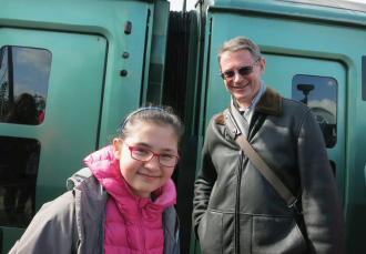 二零一七年，蘇先生（右）與女兒同遊日本，在火車旁留影。
