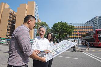 Mr Law (centre) visited the site of the upcoming civil service college in Kwun Tong.