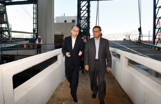 陳局長（左）到訪東區，參觀北角汽車渡輪碼頭的設施和了解碼頭運作。