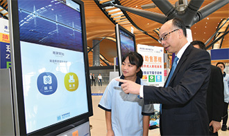 陳局長（右）視察港珠澳大橋香港口岸，並到旅檢大樓出境大堂了解穿梭巴士自助售票機的運作情況。