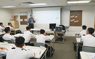 由大學導師教授的訓練課程。