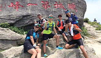 二零一八年七月，麥先生（左二）與友人登上深圳鵬城第一峰梧桐山。