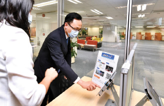 Mr Nip (right) visited the Cyber Learning Centre Plus at the Learning Resource Centre and browsed the e-learning platform of the Basic Law Portal.