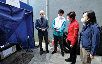 行政長官林鄭月娥女士（右二）在環境局局長黃錦星先生（左一）和渠務署署長彭雅妮女士（右一）陪同下，到渠務署所設的社區污水井採樣點視察。