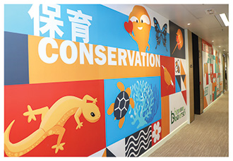 走廊飾以「大嘥鬼」和與環保政策有關的卡通圖案。