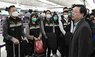保安局、入境事務處及衞生署人員組成特遣隊伍出發到東京為「鑽石公主號」遊輪上的香港居民安排返港，李局長（右）到機場送行。