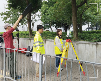 李先生(中)協助部門拍攝短片，介紹土地測量師的日常工作。