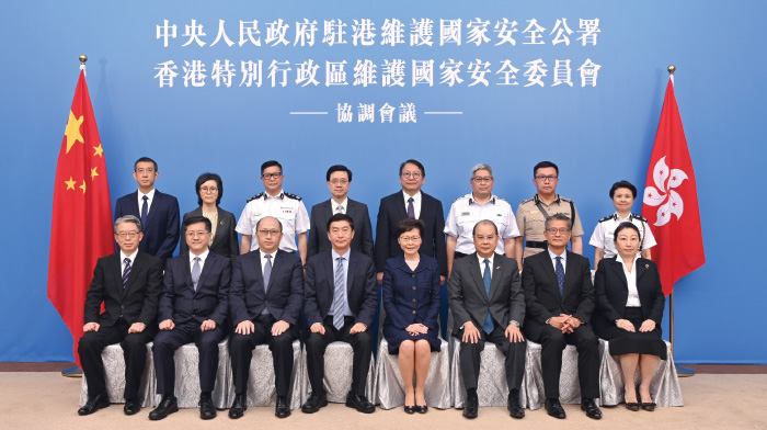 李局长（后排左四）出席中央人民政府驻香港特别行政区维护国家安全公署与香港特别行政区维护国家安全委员会的协调会议前与众人合照。