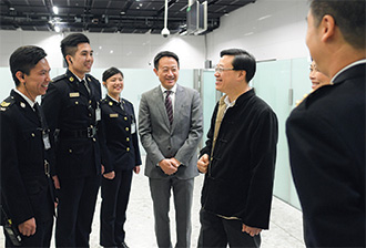 李局长（右二）年初一到高铁西九龙站口岸探访当值的香港海关人员。