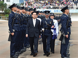 李局长（左）在香港警察学院结业典礼担任检阅官。