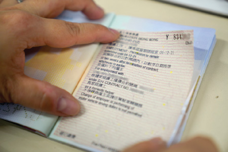 外傭和僱主收到簽證標籤後，按指示把簽證標籤妥為貼在外傭的護照內便可，既方便又省時。
