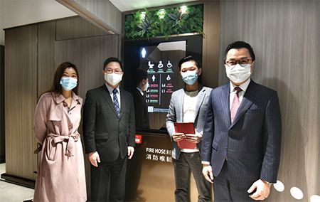 薛局長(左二)實地視察本地初創Blutech IoT Ltd開發的智能洗手間AIoT系統。該系統榮獲2020年香港資訊及通訊科技獎全年大獎。