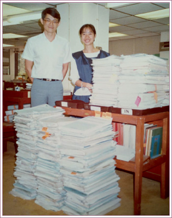 在一九八零年代，袁先生(左一)處理的文件幾乎全部都是紙本文件。