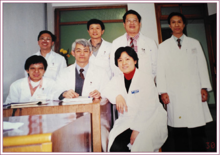 袁先⽣(前左⼆)每逢假期也會到內地不同省市的中醫醫院實習，汲取經驗。