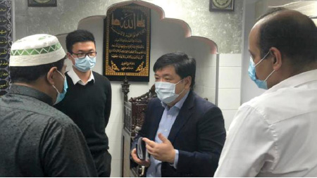 The Head of the Health Promotion Branch in the Centre of Health Protection, Dr Raymond Ho (second right) addresses concerns from one of the attendees during a vaccination health talk for ethnic minorities groups.