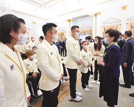 行政長官林鄭月娥女士於二零二一年八月十二日在禮賓府主持東京殘奧會中國香港代表團授旗典禮。