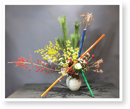 朱太的學生為慶祝新年而製作的花藝作品。