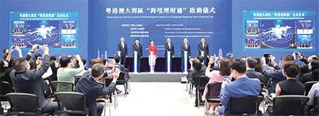 Mr Hui (second right) attended the launching ceremony of the Cross-boundary Wealth Management Connect in the Guangdong-Hong Kong-Macao Greater Bay Area held at the Central Government Offices on 10 September 2021. Officiating guests at the ceremony included the Chief Executive, Mrs Carrie Lam (third left); and the Financial Secretary, Mr Paul Chan (third right).