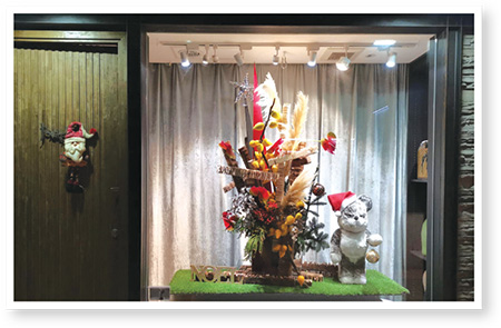 Mrs Chu made use of pampas grass, pines, Forsythia and anthuriums for the Christmas window decoration of her studio.