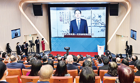 国务院港澳事务办公室常务副主任张晓明先生在成立典礼透过录像发表讲话。