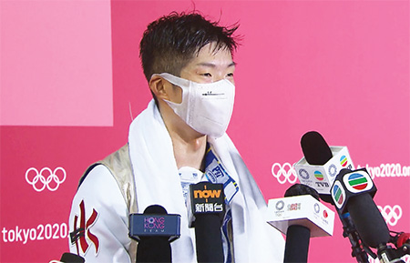 张家朗先生在赢得男子花剑个人赛金牌后接受香港製作团队的访问。