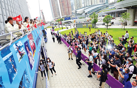 东京奥运会香港代表团出席巴士巡遊时，沿途获得大批市民挥手热烈祝贺。